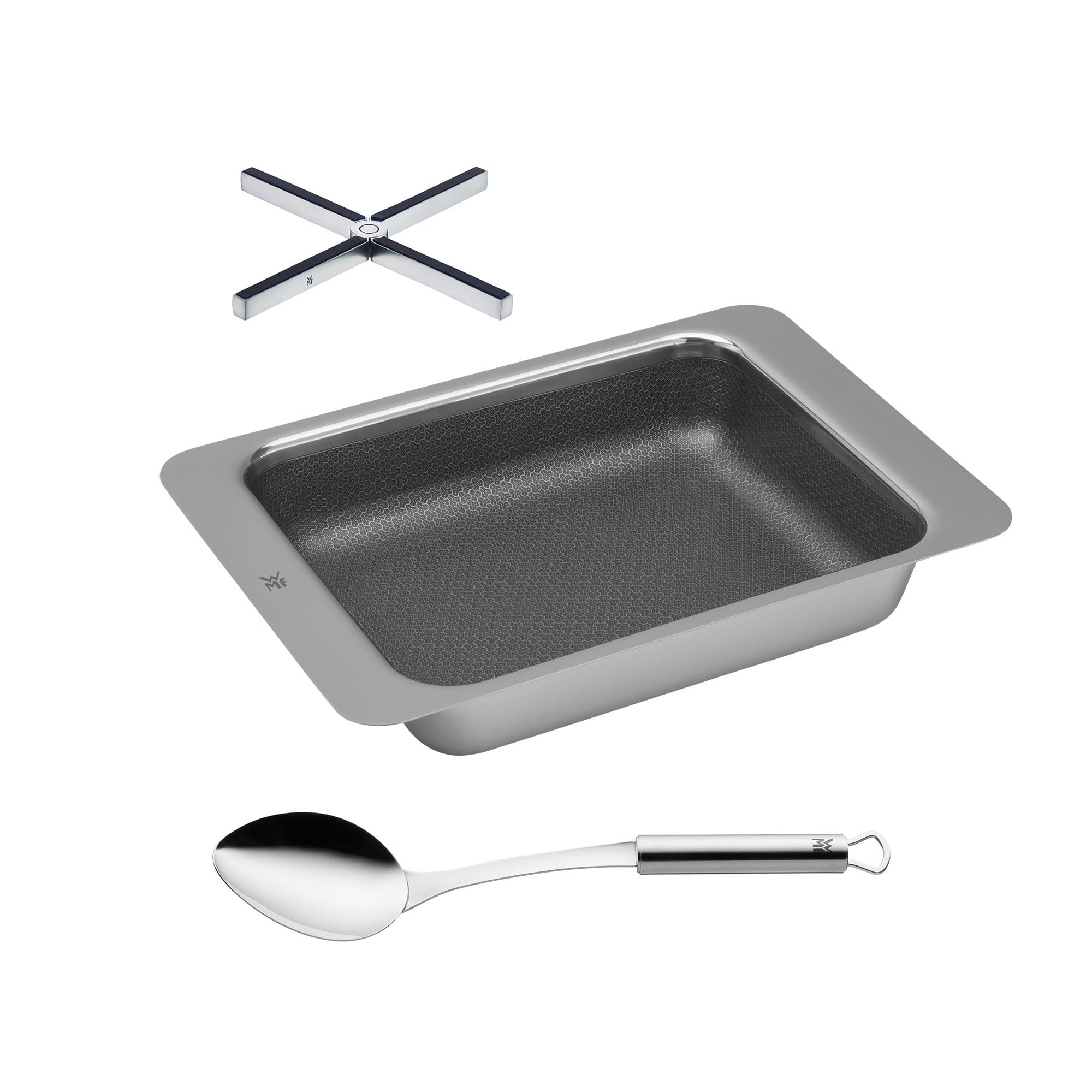 سرویس سه تکه WMF: قاشق غذاخوری Profi Plus، استیل ضد زنگ، ۳۲ سانتی‌متر؛ ظرف کباب و خورش Profi Resist، ۳۴ × ۲۲ × ۵ سانتی‌متر، روکش‌دار، ساختار لانه زنبوری؛ و سه‌پایه تاشو استیل ضد زنگ Mister X، ۱۹ × ۱۹ سانتی‌متر